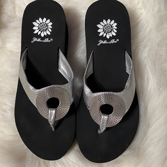 Yellow Box Black and Silver Flip Flops, size 6 EUC - Picture 5 of 13
